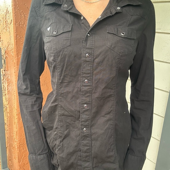 GUESS Button Down Black Dress Shirt Office Siren Off Duty Model - Picture 2 of 4